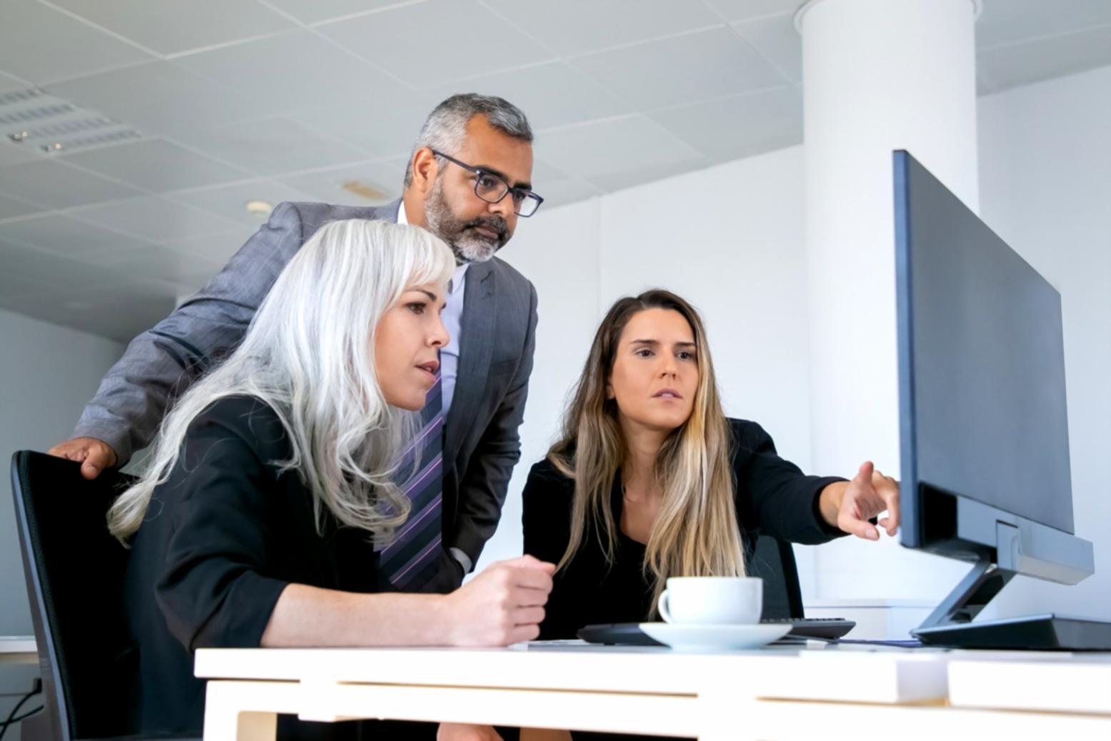 Étudiant concentré sur ses cours de finance